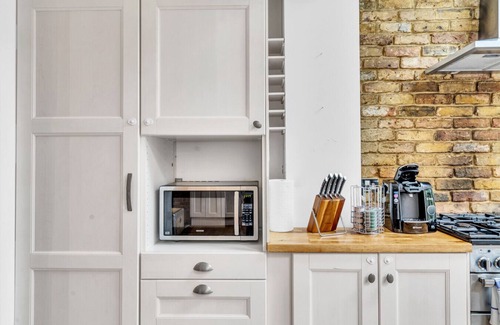 Merton House | Luxury Family Home with Parking