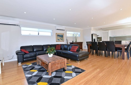 Yokine House | Luxury Family home w/2 living rooms-5min from golf course and close to CBD