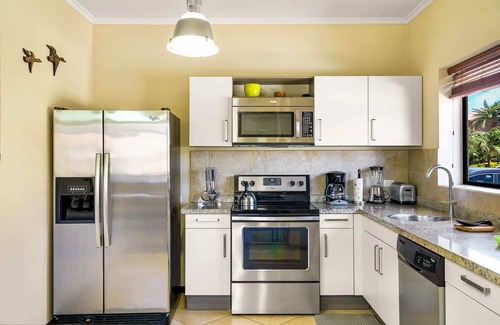 Gold Coast House | Luxury Family Home with Amenities