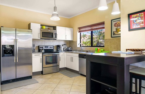 Gold Coast House | Luxury Family Home with Amenities