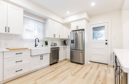 Niagara Falls House | Luxury Family Oasis W/GameRoom/Hot Tub & 10 Min Walk to Falls & Clifton Hill
