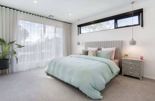 Mount Eliza House | Luxury Family Pool House with Ocean Views