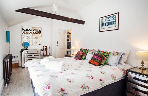 Abergavenny House | Luxury Farmhouse, Great Barn, Dairy, Cider House. Hot tubs, Sky Sports @WernYCwm