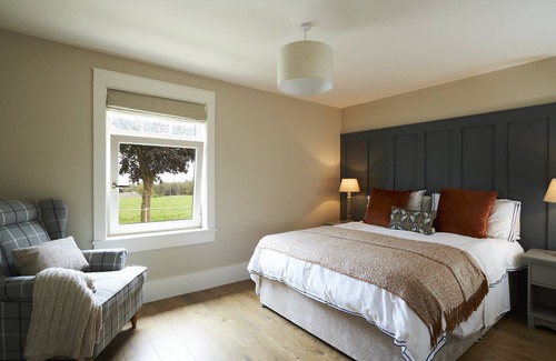 Ogonnelloe Cabin | Luxury five star self catering lodge overlooking the beautiful Lough Derg.