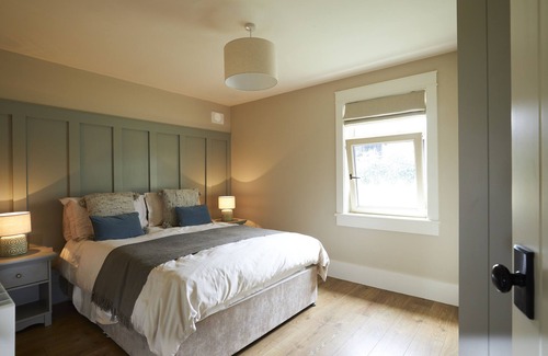 Ogonnelloe Cabin | Luxury five star self catering lodge overlooking the beautiful Lough Derg.