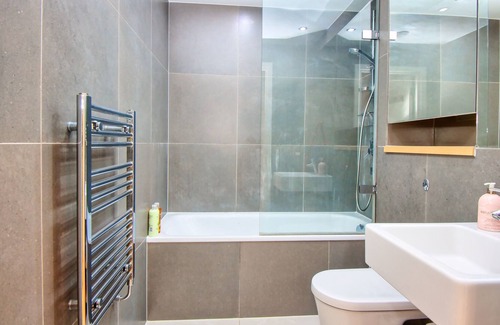 Botwell Apartment | Luxury flat at Hayes near Heathrow Airport, London
