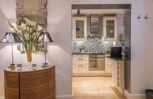 Warwick Apartment | LUXURY FLAT, ELEGANT TOWNHOUSE, SUPERB AREA, MANY AMENITIES, INC. CAR SERVICE
