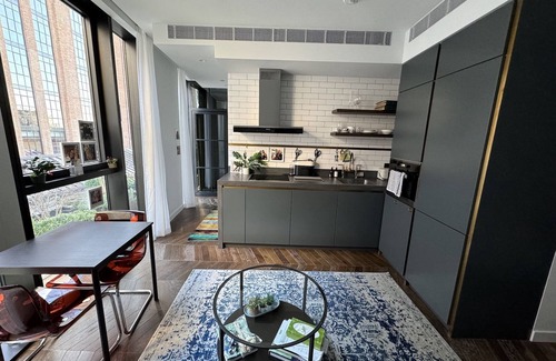 Nine Elms Apartment | Luxury flat steps away from shops and restaurants in Battersea Power Station