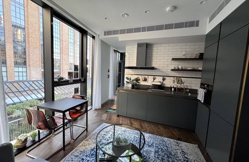 Nine Elms Apartment | Luxury flat steps away from shops and restaurants in Battersea Power Station