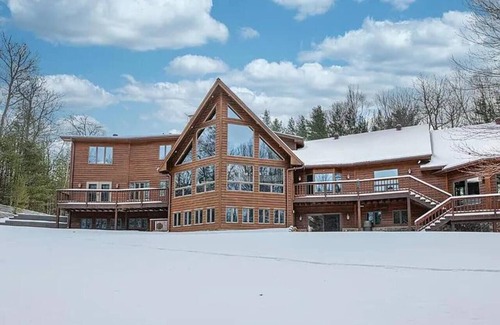 St Germain House | Luxury Forest Pool House with Hot Tub