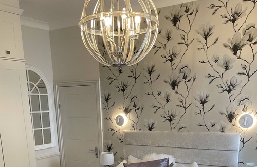 Chiswick Riverside Apartment | Luxury fully modernised one bedroom appartment in leafy Grove Park, Chiswick, W4