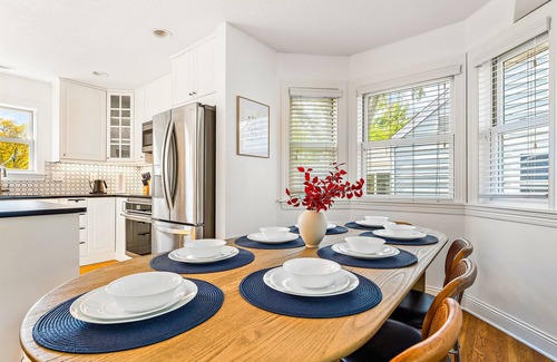 Nokomis House | Luxury & fun getaway, sleeps10 near MOA Parks Lake