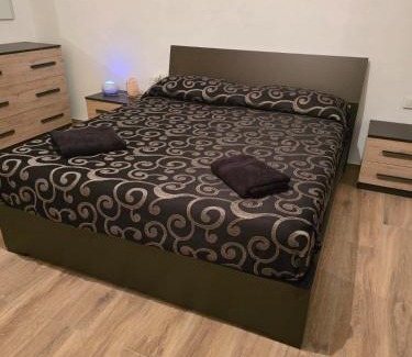 Carbonia Apartment | Luxury Garden Flat
