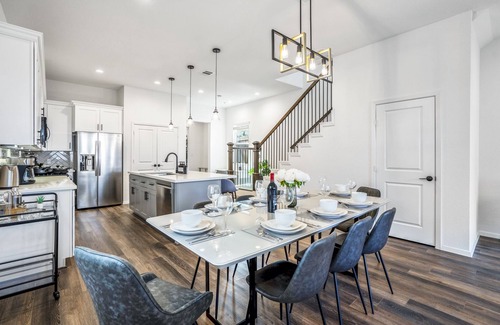 Northside House | Luxury Gated 4bd 3fullbaths Home 5 TVs King 7min -> Downtown