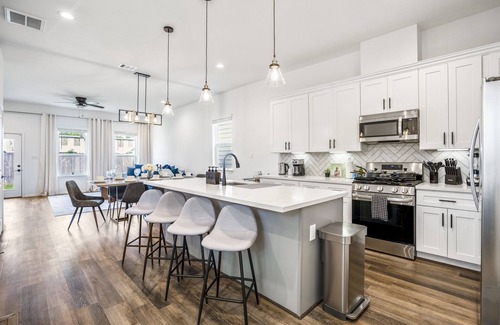 Northside House | Luxury Gated 4bd 3fullbaths Home 5 TVs King 7min -> Downtown