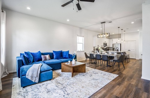Northside House | Luxury Gated 4bd 3fullbaths Home 5 TVs King 7min -> Downtown