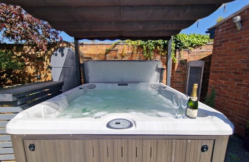 Cutnall Green Apartment | Luxury Retreat with private Hot tub at Broad House Farm Worcestershire
