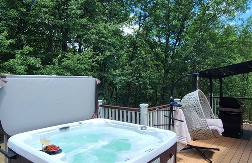 Bushkill House | Luxury getaway in vibrant woods, Jacuzzi, Hot Tub, Pool, Star Gazing.