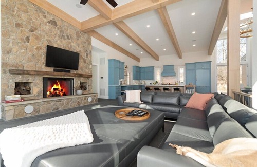 Martinsburg House | Luxury Getaway on The Potomac