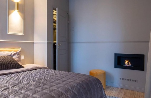 Kallio Apartment | Luxury Getaway - One-Bedroom Suite w Fireplace