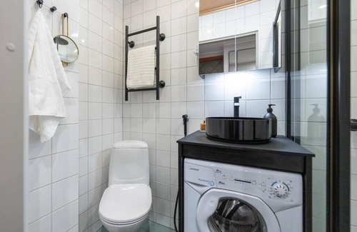 Kallio Apartment | Luxury Getaway - One-Bedroom Suite w Fireplace