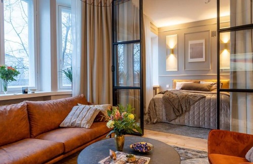 Kallio Apartment | Luxury Getaway - One-Bedroom Suite w Fireplace