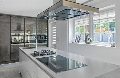 Bramcote Villa | Luxury Getaway with Jacuzzi Bath, Four Bedrooms and Sofa Beds