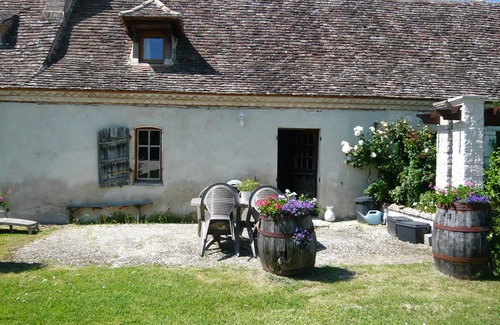 Boisse Cottage | luxury gite for couples, no children. Peace, great views, large pool and spa.