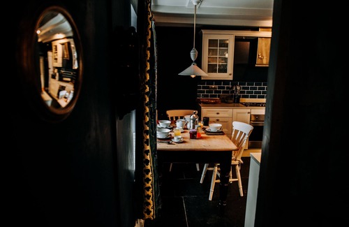 St Davids House | Luxury Golden House with parking