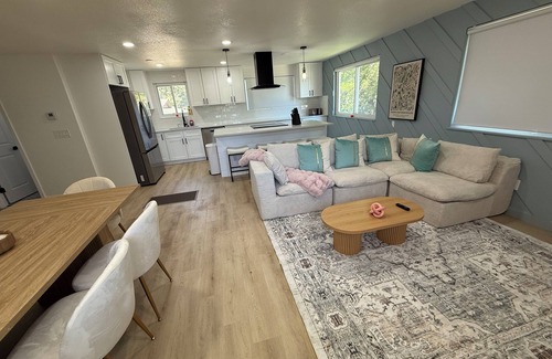 Applewood West House | Luxury Golden Retreat w Spa + Game Room w video games and pool table, Sleeps 15
