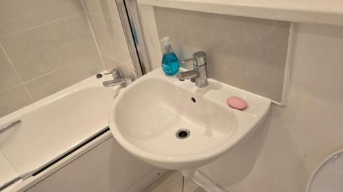 The Westside Apartment | Luxury Green 1 Bed City Centre Apartment close to Mailbox,Bullring, Broad Street for Leisure and Families