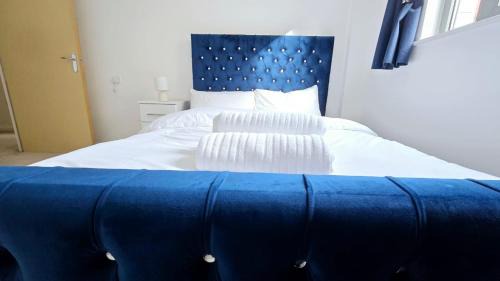 The Westside Apartment | Luxury Green 1 Bed City Centre Apartment close to Mailbox,Bullring, Broad Street for Leisure and Families