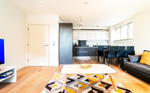 Greenwich West Apartment | Luxury Greenwich 2Bed 2Bath Apt - Sleep 6 Guest- 1 min from station - close to Greenwich Maritime- Playstation provided