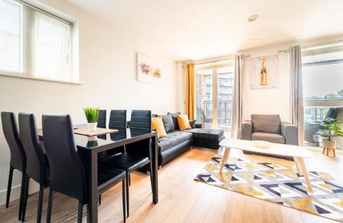 Greenwich West Apartment | Luxury Greenwich 2Bed 2Bath Apt - Sleep 6 Guest- 1 min from station - close to Greenwich Maritime- Playstation provided