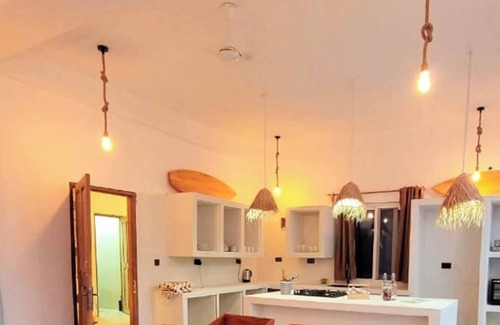Paje Villa | Luxury ground-floor Villa & pool WIFI AC TV walk 90m to Paje beach shops & bars
