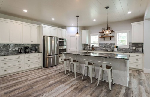 North Forest Beach House | Luxury Group Getaway2 Min Walk to Beach-Luxury gourmet kitchen Pool spa elevator