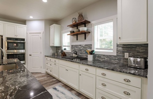 North Forest Beach House | Luxury Group Getaway2 Min Walk to Beach-Luxury gourmet kitchen Pool spa elevator