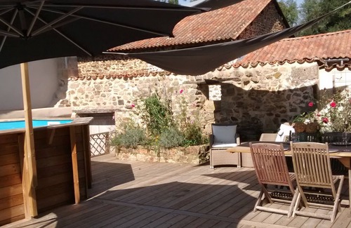 Busserolles Cottage | Luxury Guardian's Cottage with private heated pool and river access, Chez Bigot