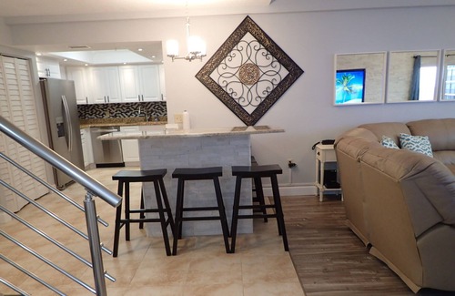 Redington Shores Condo | Luxury Gulf Condo 3BR 3BA w/Penthouse Jacuzzi! Gulf & Intercoastal views!