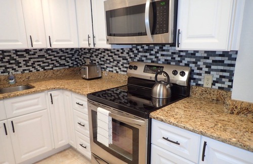 Redington Shores Condo | Luxury Gulf Condo 3BR 3BA w/Penthouse Jacuzzi! Gulf & Intercoastal views!