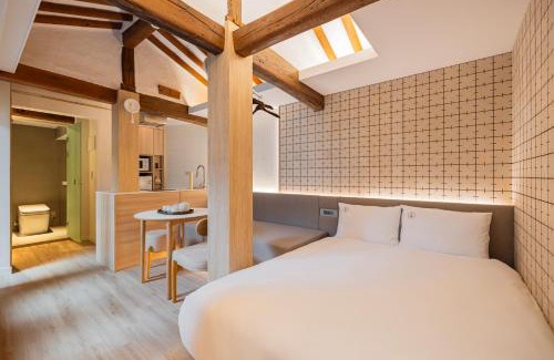 Gahoe-dong Apartment | Luxury Hanok Cottage Lunar