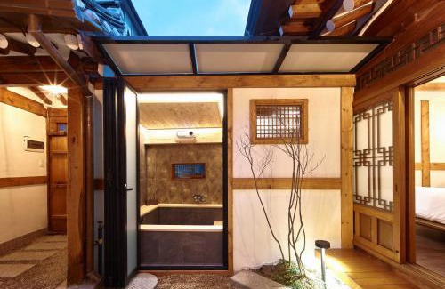 Gahoe-dong Villa | Luxury Hanok Heritage Courtyard