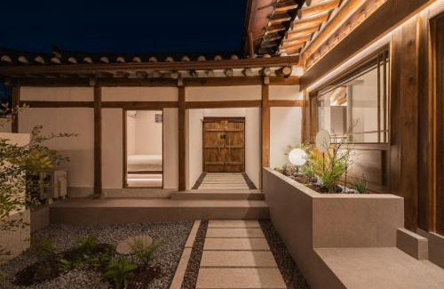 Sajik-dong Apartment | Luxury Hanok Retreat Dohyun