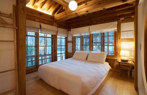 Gahoe-dong Villa | Luxury Hanok Serenity Villa