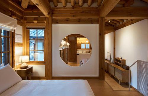 Gahoe-dong Villa | Luxury Hanok Serenity Villa