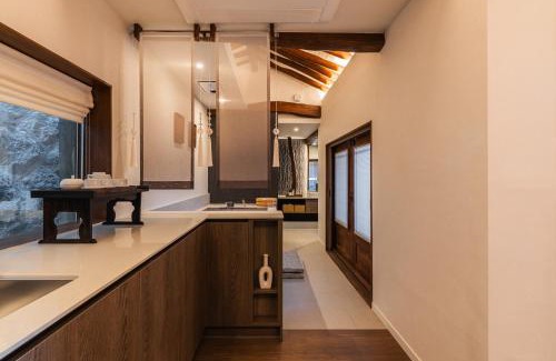 Samcheong-dong Apartment | Luxury Hanok Stay in Breeze