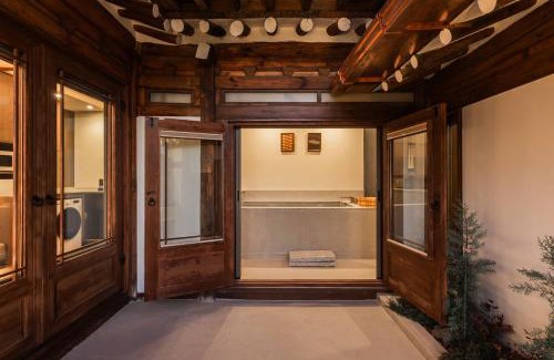 Samcheong-dong Apartment | Luxury Hanok Stay in Breeze