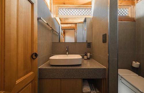 Gahoe-dong Villa | Luxury Hanok Stay Starlight