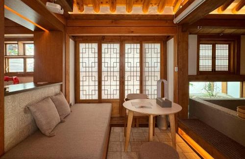 Seochon Villa | Luxury Hanok Subtle Grace