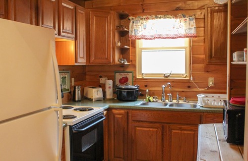 Nelsonville Cabin | Luxury-Hawk's Nest Cabin-Forest View-Cabin-Private Bathroom